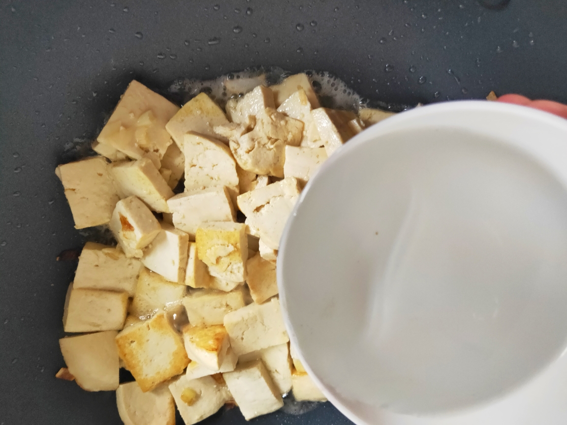 年夜饭必备的简单快手家常菜：韭菜炒豆腐的做法 步骤5
