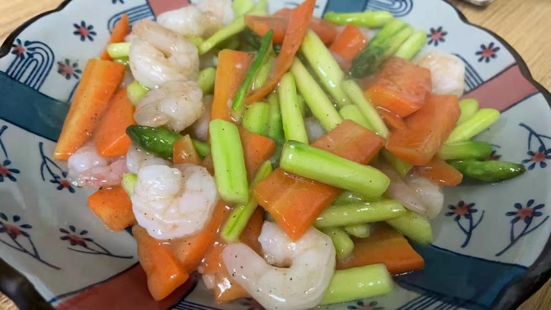 吃饭嘛就是要健康又美味😋来盘鲜虾仁炒芦笋试试看👏