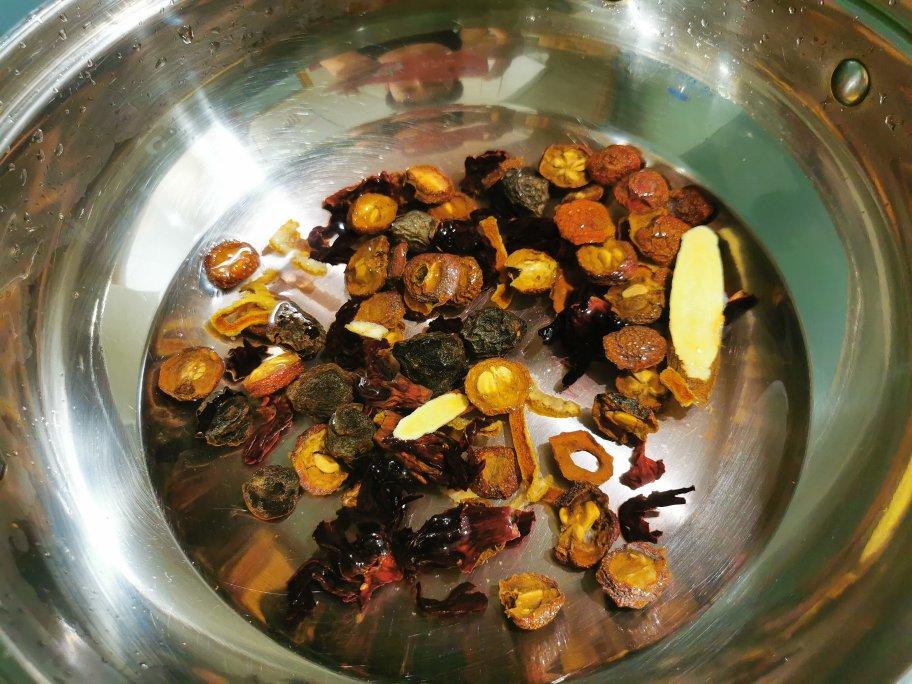 古法熬制酸梅汤（此方几乎无中药味孩子非常喜欢喝）