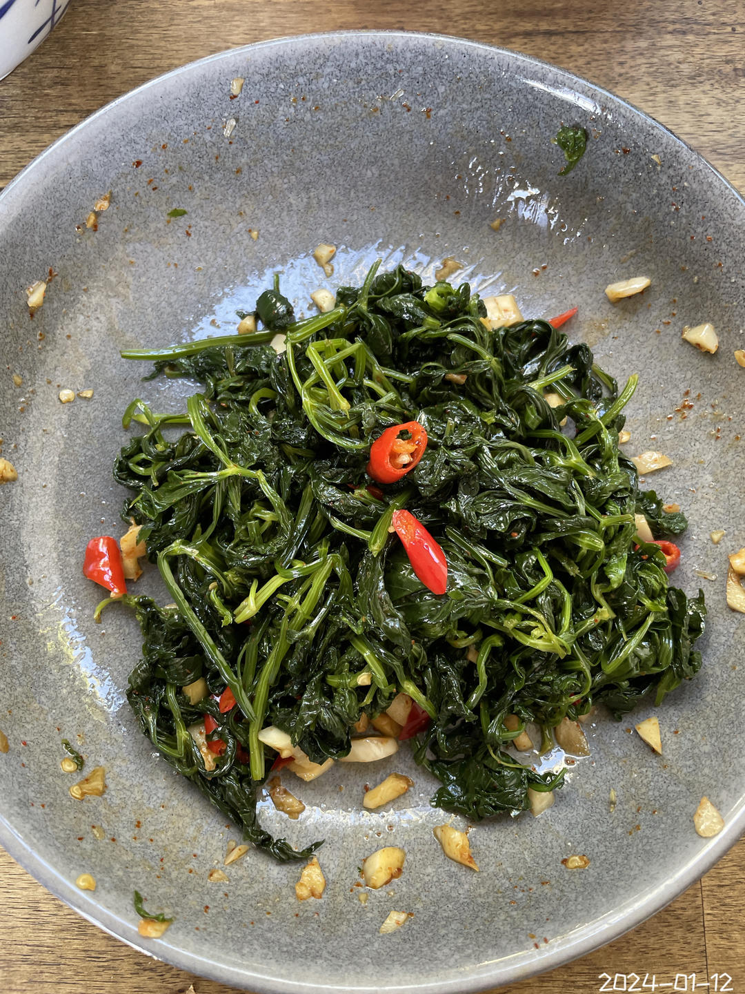 简单的凉拌芹菜叶