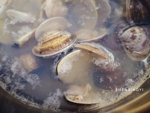 丝瓜文蛤汤-学会这6招，煲汤水平堪比广东人的做法 步骤2