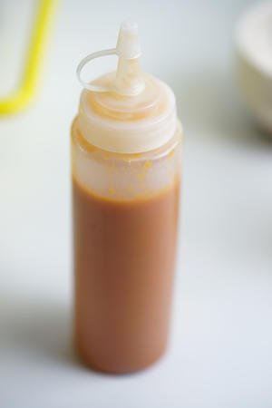 香椒煎鳕鱼佐花椰菜牛奶酱汁和川味红油杂蔬酱汁的做法 步骤7