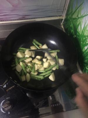 土豆豆角炖排骨的做法 步骤6