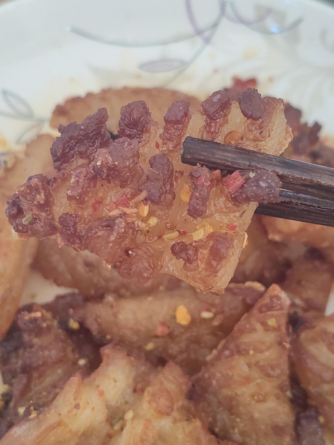 灌香肠剩的肉皮怎么变成美味下酒的炸猪皮