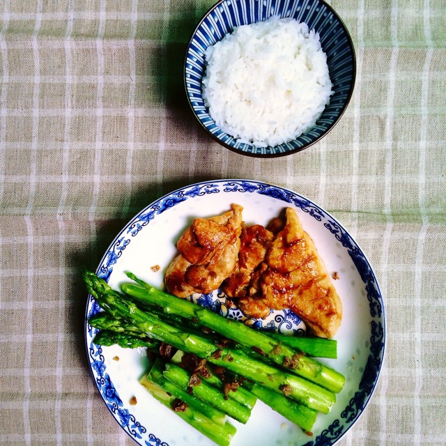 芦笋配煎鸡胸肉