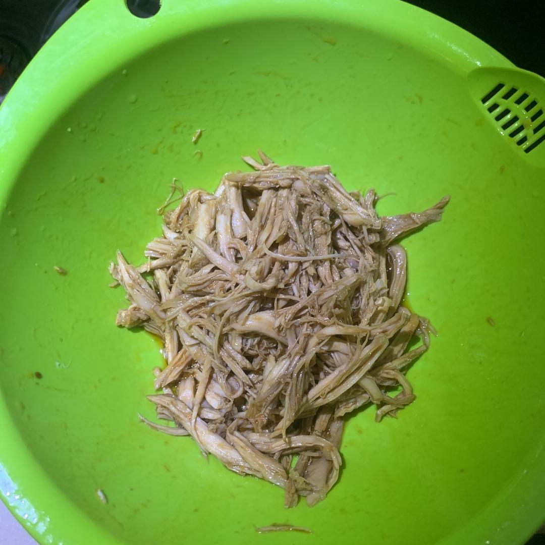 凉拌鸡丝（爽口低脂鸡胸肉）