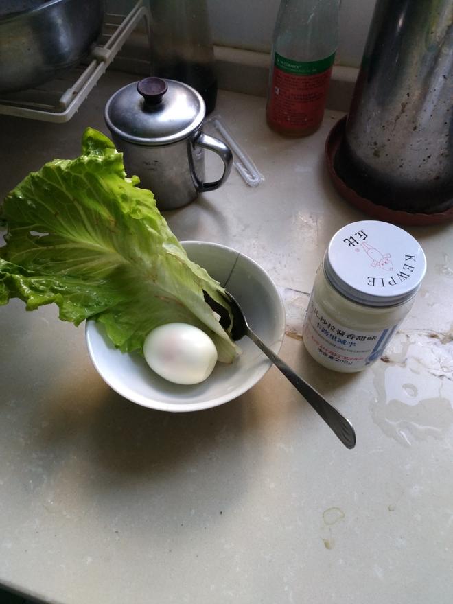 超简单减脂轻食:沙拉鸡蛋生菜包的做法
