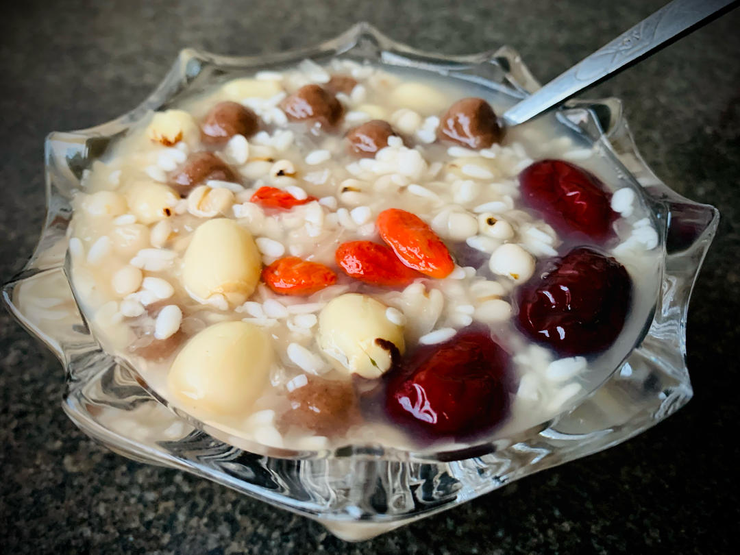 秋天的第一碗甜品——黑珍珠莲子银耳甜酒羹