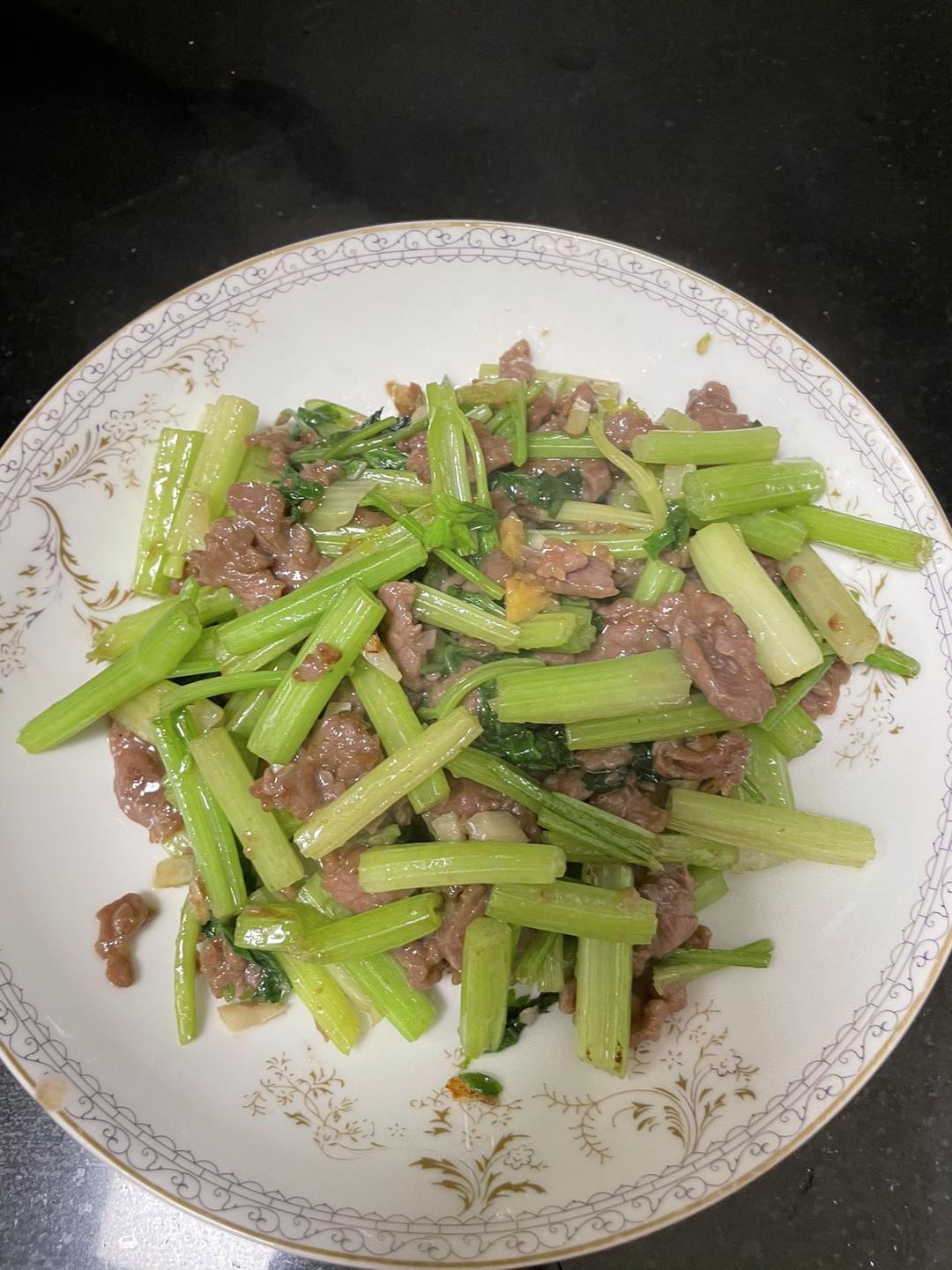 好吃到邻居敲门蹭饭的芹菜炒牛肉！