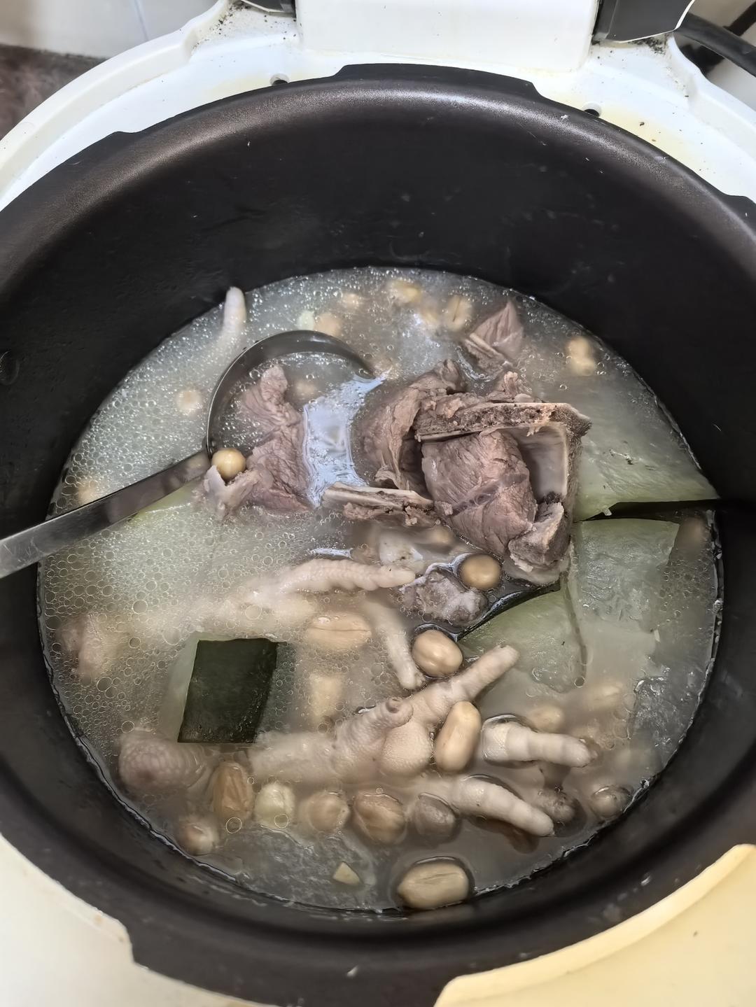 养颜冬瓜眉豆花胶鸡脚扇骨汤