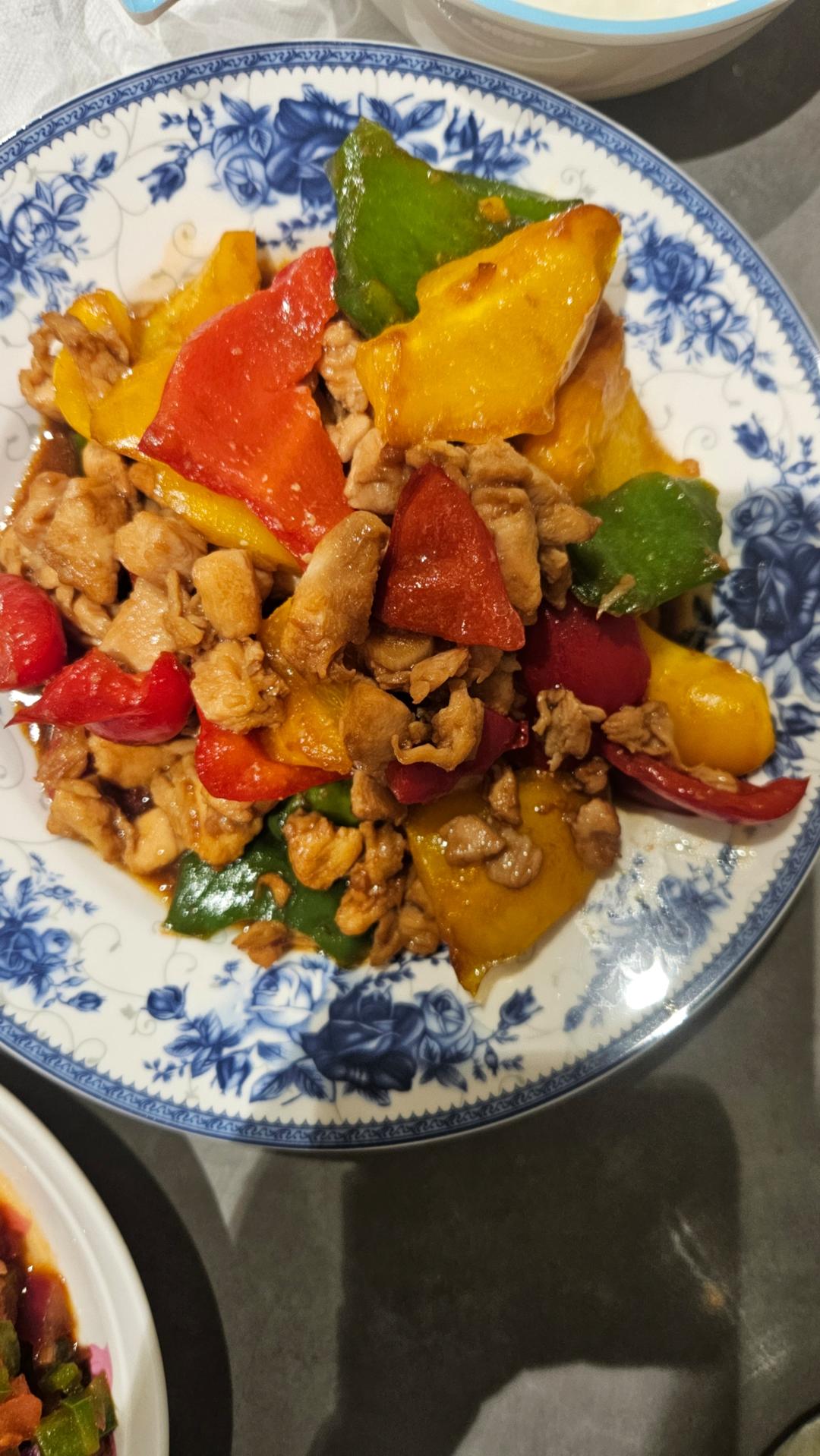 补维c的大菜-五彩缤纷彩椒青椒炒鸡腿肉