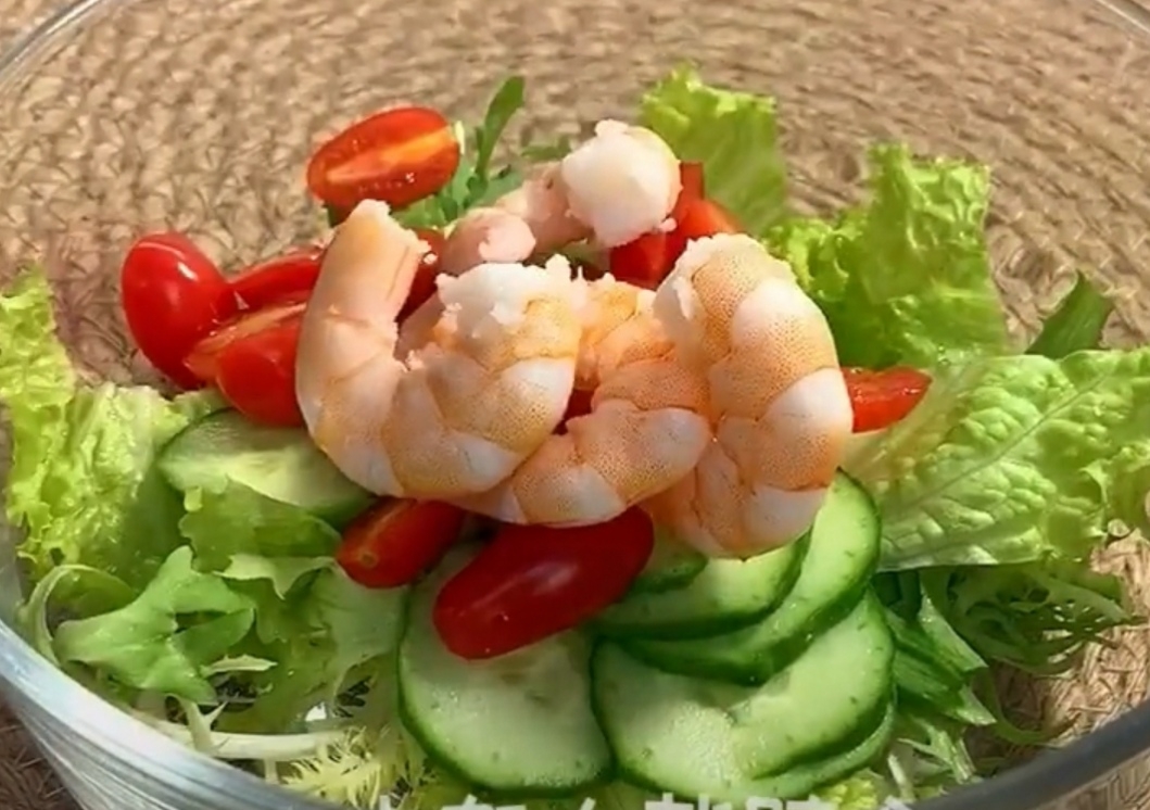 好吃不长肉的虾仁蔬菜沙拉的做法 步骤4