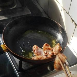 平底锅版烤鸡翅的做法 步骤2
