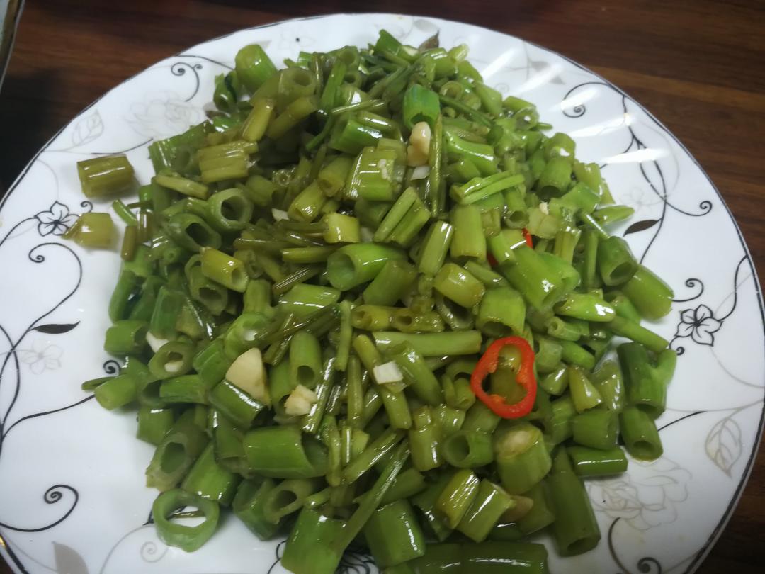 夏天连吃三大碗饭的秘密武器：酸辣空心菜梗