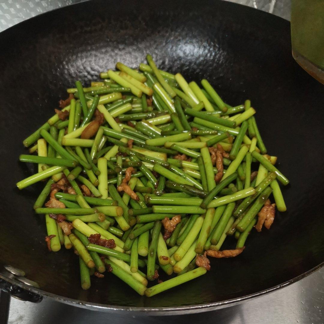 简单易做的下饭菜－蒜苔炒肉