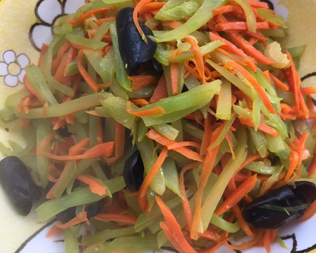春天必吃之莴苣炒胡萝卜丝的做法