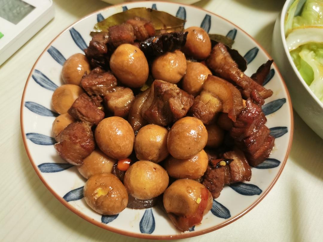 红烧肉炖鹌鹑蛋
