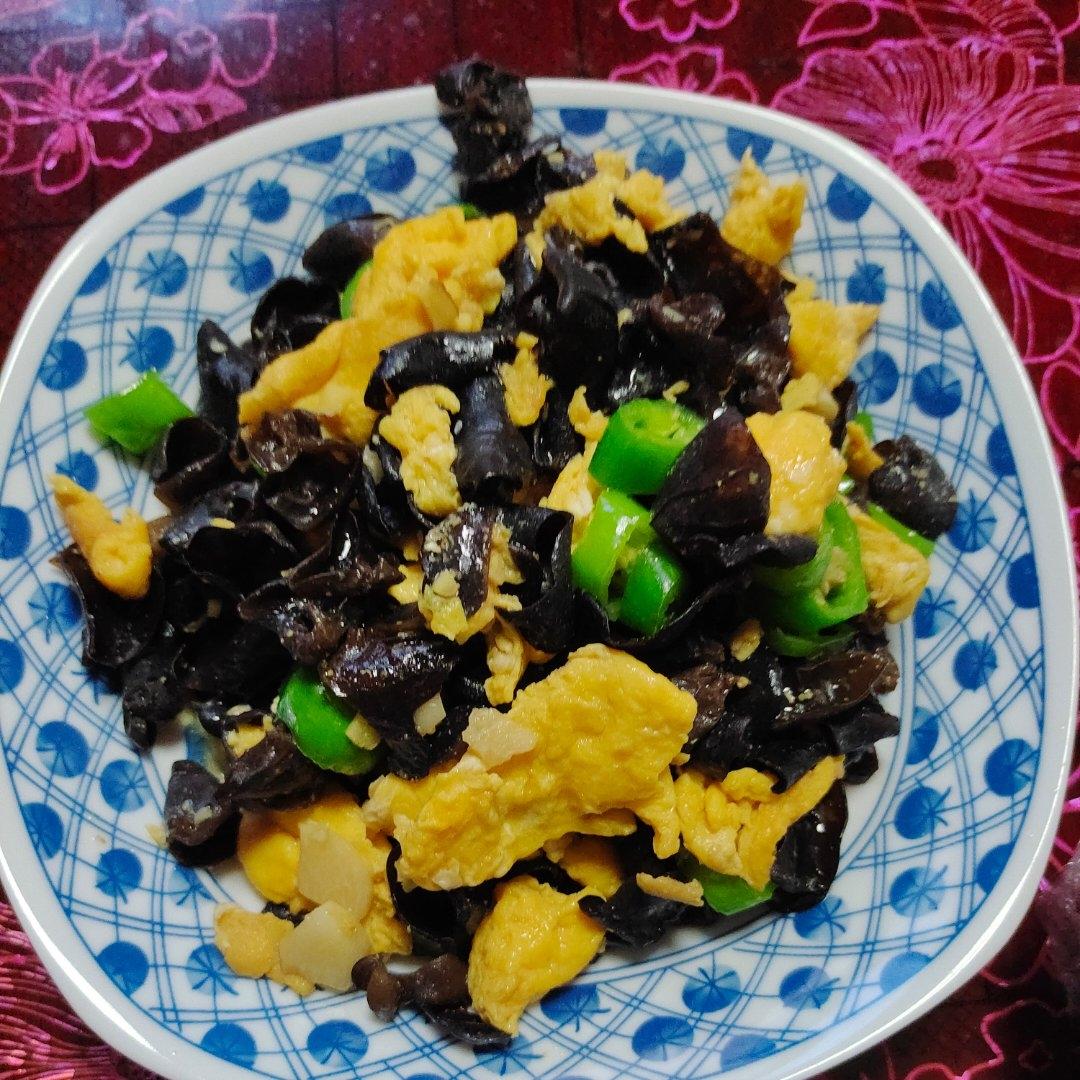 黑木耳青椒炒鸡蛋（营养又下饭）