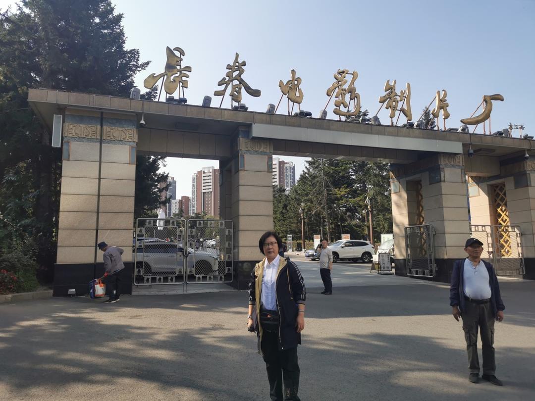 张妈妈边走边吃边看