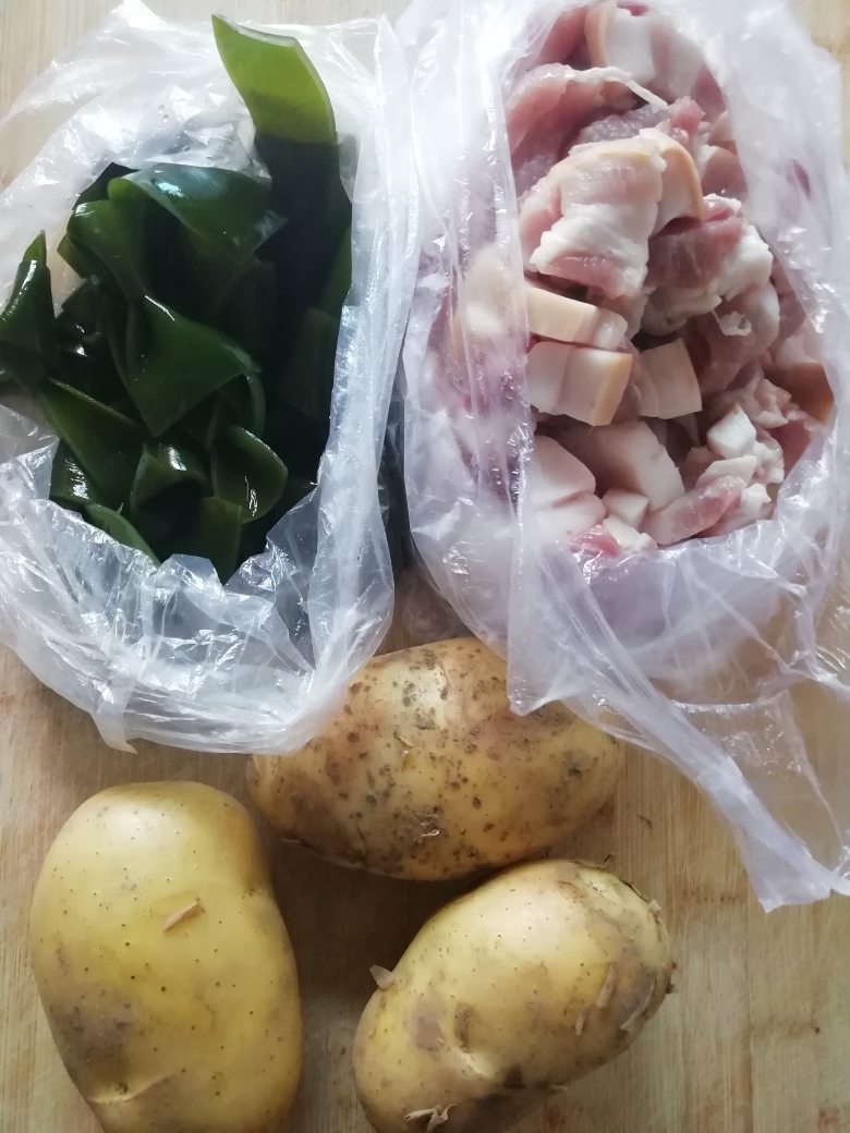 「超级好吃」海带扣五花肉炖土豆的做法 步骤1
