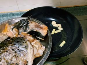 家常下饭粤菜|煎焗三文鱼头苦瓜煲的做法 步骤3