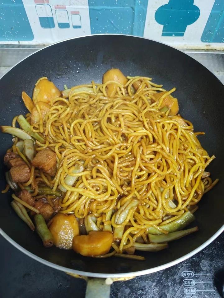 五花肉豆角土豆铁锅焖面
