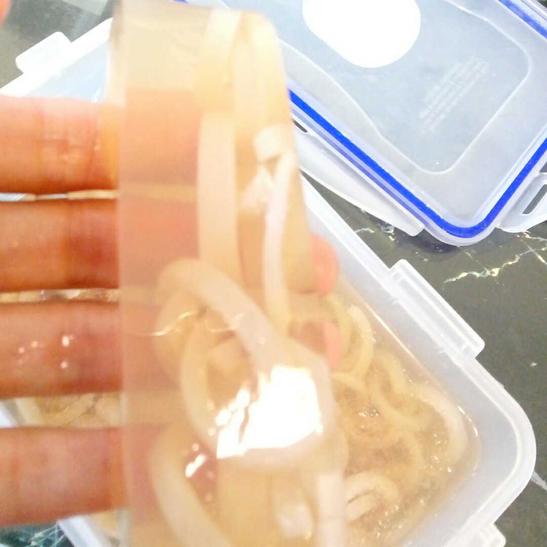 简单蒸出晶莹剔透的水晶肉皮冻