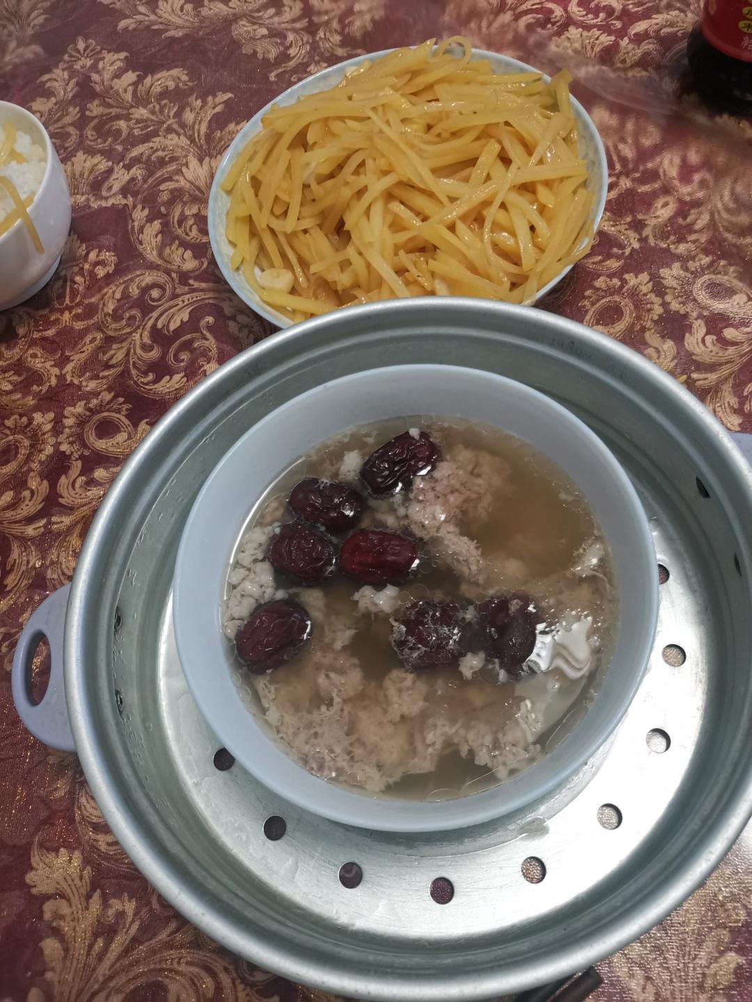 枸杞红枣肉饼汤