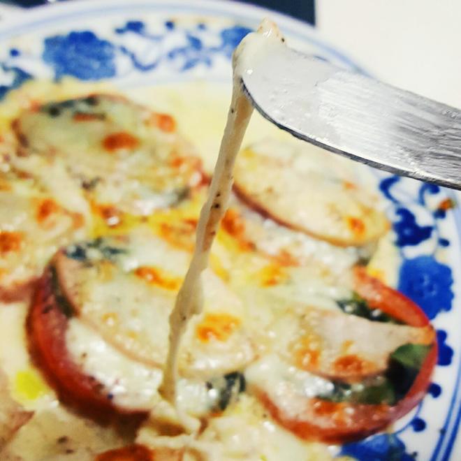 水牛奶酪沙拉(焗烤版)—焗番茄的做法