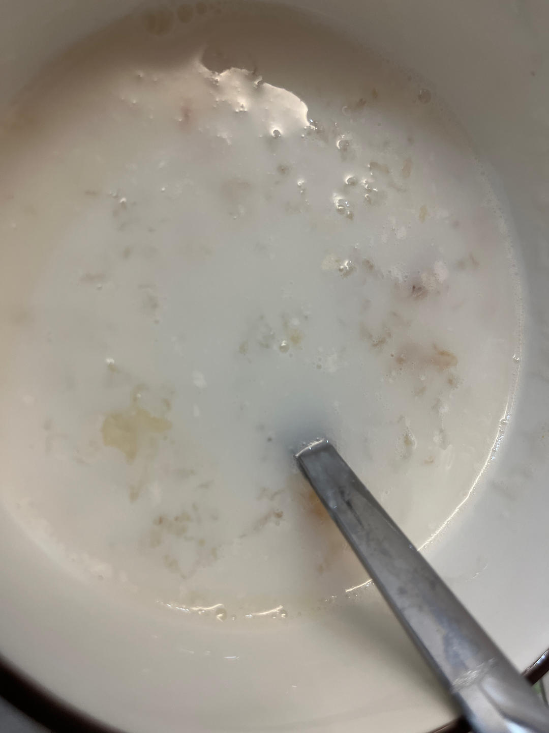 《桃胶皂角米雪燕银耳牛奶羹》据说一碗等于敷30片面膜的功效