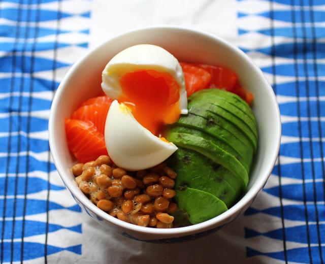 昨日的美食之花枝纳豆酪梨盖饭(仮)的做法