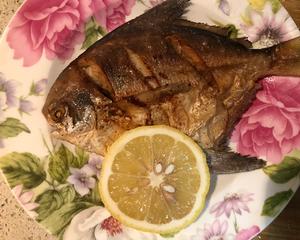 柠檬佐煎鲳鳊鱼的做法 步骤5