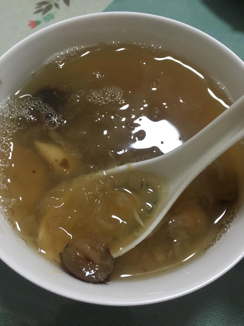 粘稠的银耳莲子羹