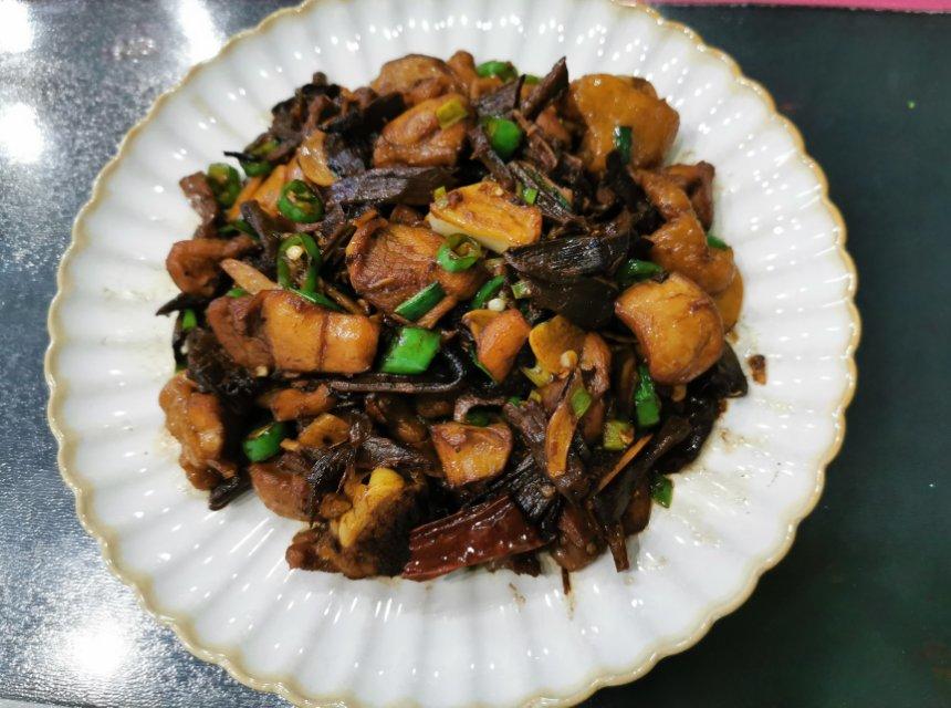 笋干烧鸡块——很下饭的一道菜