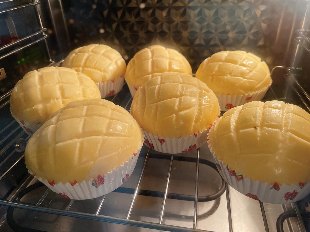 好吃到炸裂的港式菠萝包（附带制作酥皮的小视频）