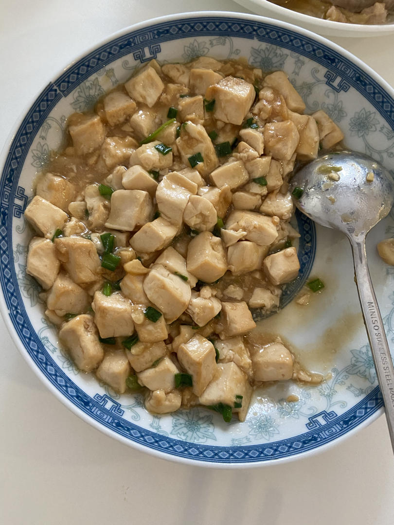 不放肉也超下饭的葱焖豆腐