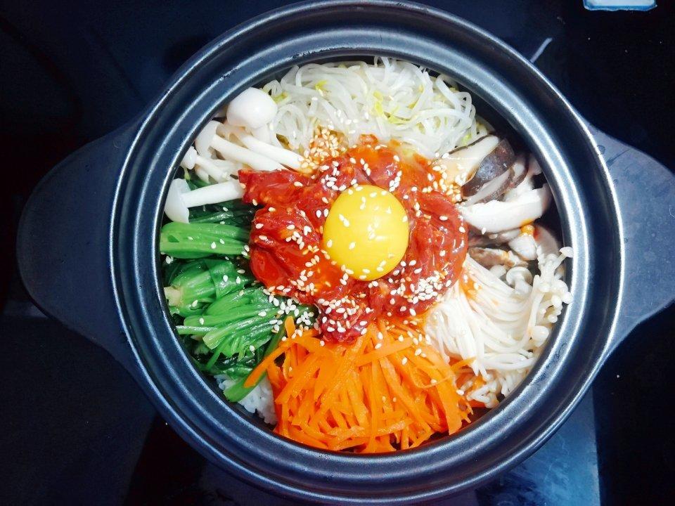 6zu2做的韩式拌饭石锅拌饭辣白菜拌饭