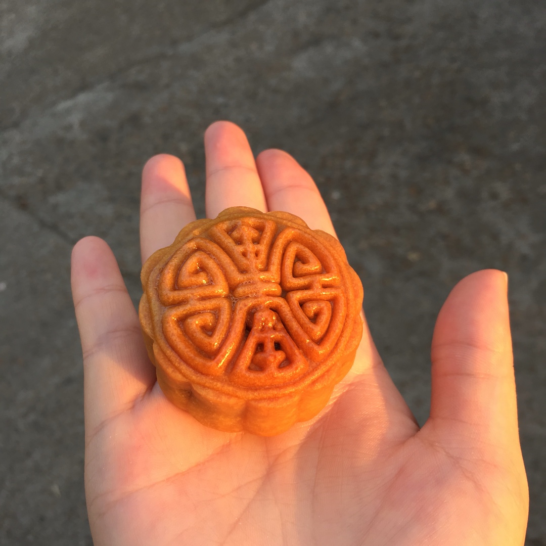 广式月饼—蛋黄莲蓉月饼