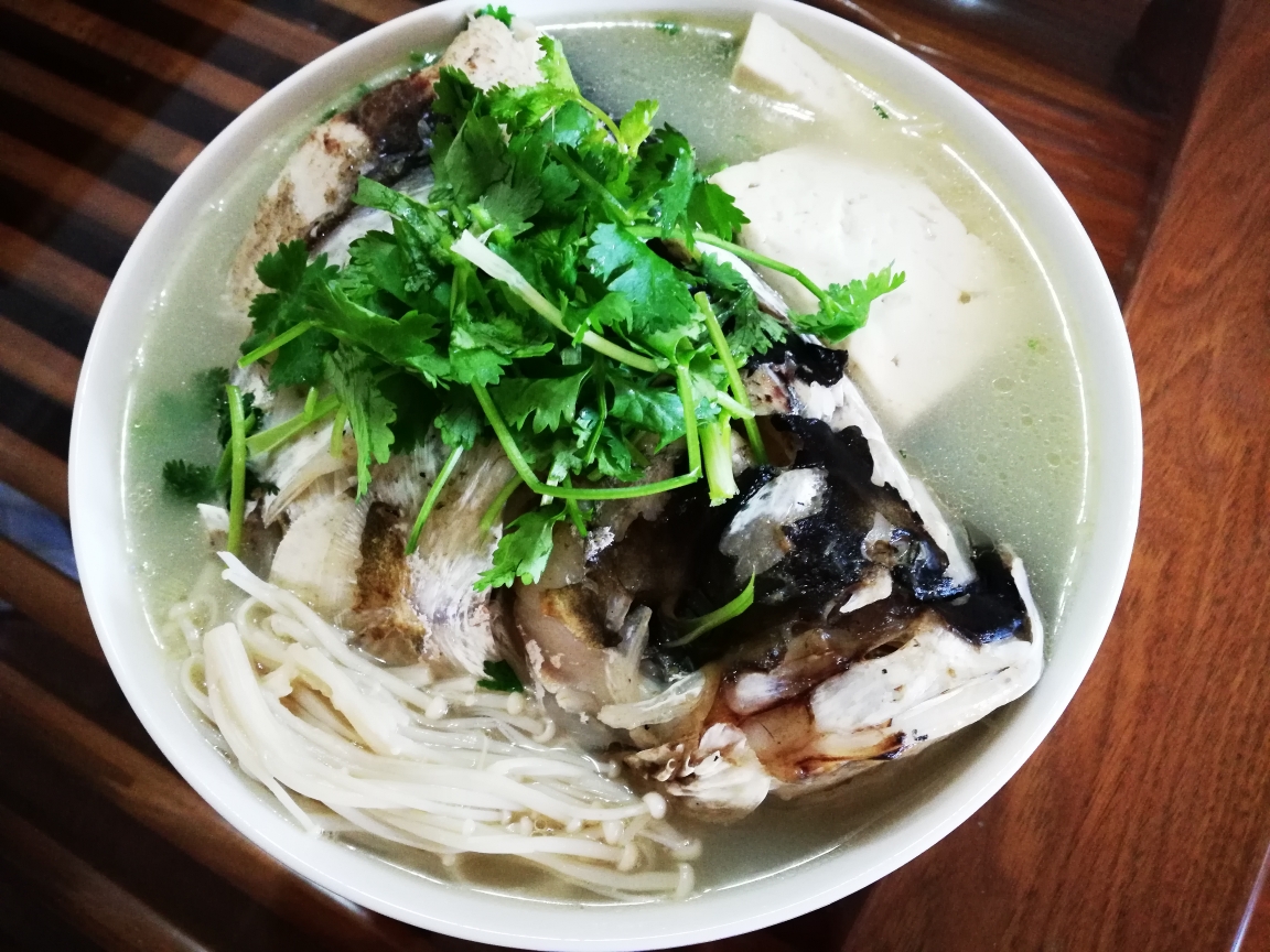 砂锅鱼头豆腐汤的做法