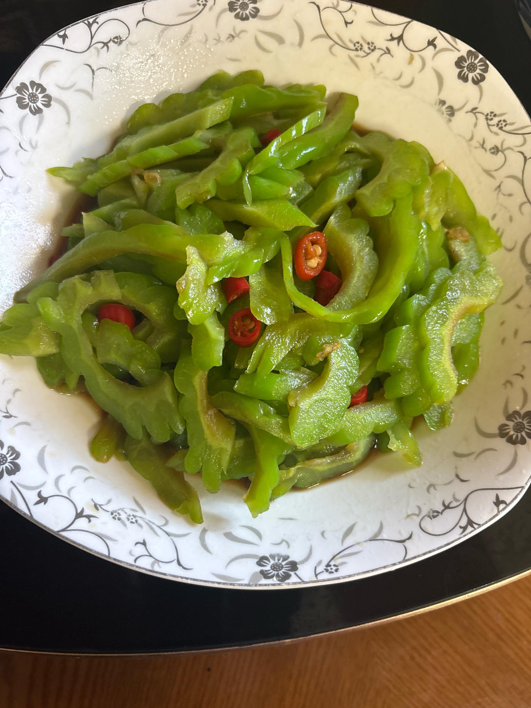 凉拌苦瓜(色碧、味脆)