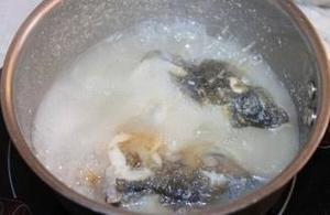 天麻鱼头汤的做法 步骤5