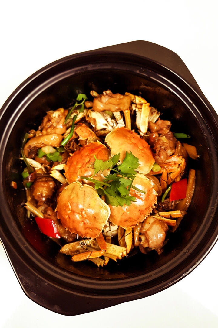 王鼎下厨做的快手年菜鸡煲蟹鲍鱼煲鸡粉丝鸡煲