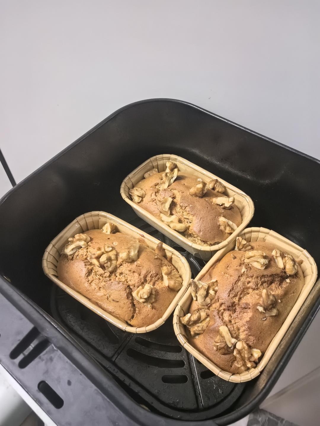 无油无白砂糖的湿软红枣核桃五黑小蛋糕（空气炸锅版）