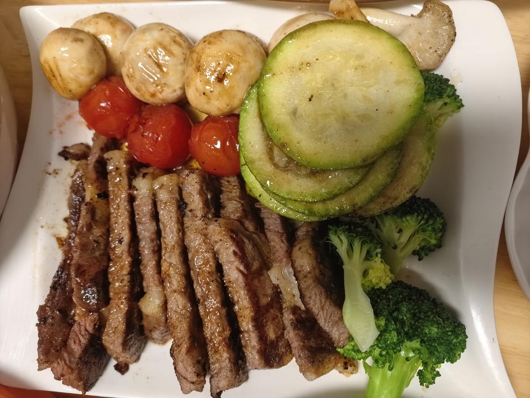 又嫩又香的煎牛排