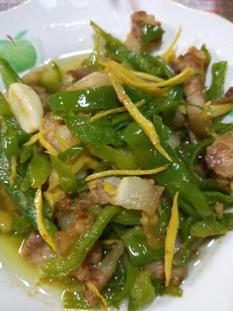 家常青椒干煸五花肉