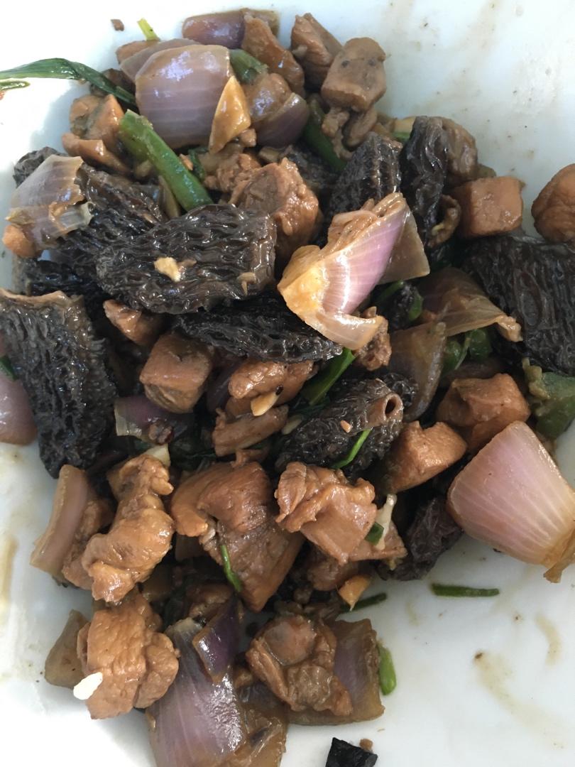 十几年不吃鸡肉的人吃了一盘子的小鸡炖香菇
