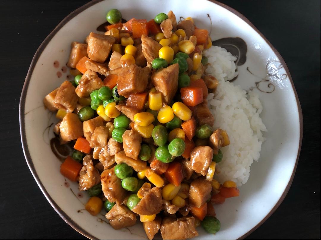 玉米豌豆胡萝卜炒鸡肉