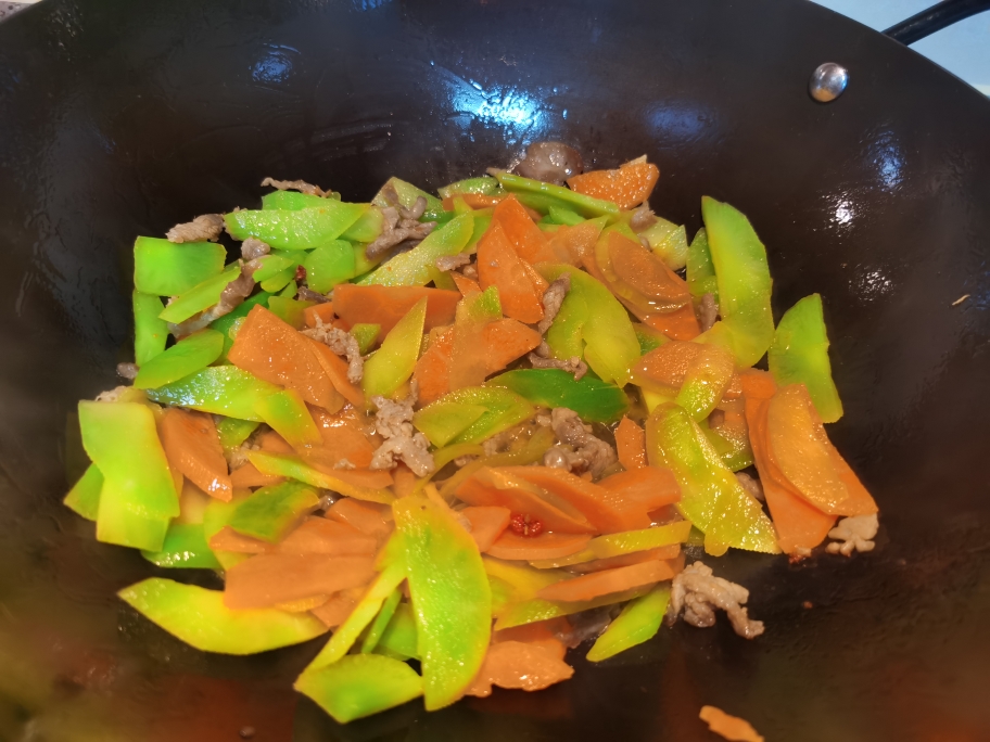 快手菜：莴笋肉丝炒胡萝卜的做法 步骤3
