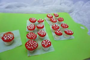 蛋糕装饰－可爱小蘑菇
场景森林蛋糕必备的做法 步骤7