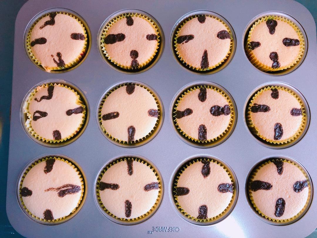 拉花纸杯蛋糕